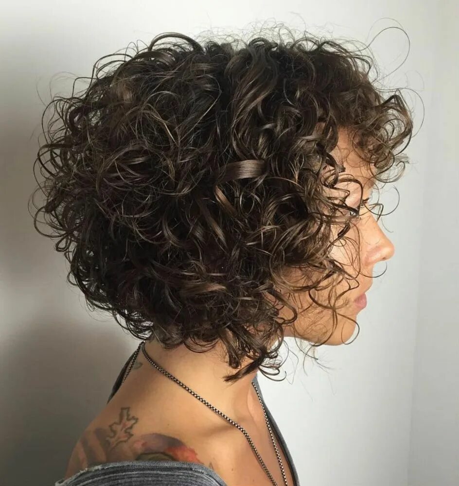 Short curly. Боб кудряшки. Стрижка Боб-каре кудрявые на кудрявые волосы. Гаврош Боб на кудрявые волосы. Боб каре на кудрявые воло.