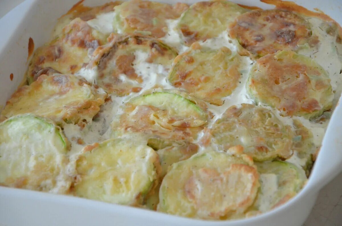 Кабачки с чесноком в духовке. Кабачки кусочками в духовке. Кабачки в духовке с помидорами и сыром и картошкой. Кабачки запеченные с сыром. Кабачки с чесноком в духовке.