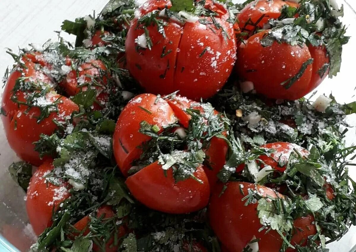 Рецепт самых вкусных томатов на зиму. Помидоры по грузински. Помидоры по-грузински быстрого приготовления. Помидоры грузинчики. Помидоры по-грузински на зиму в банках.