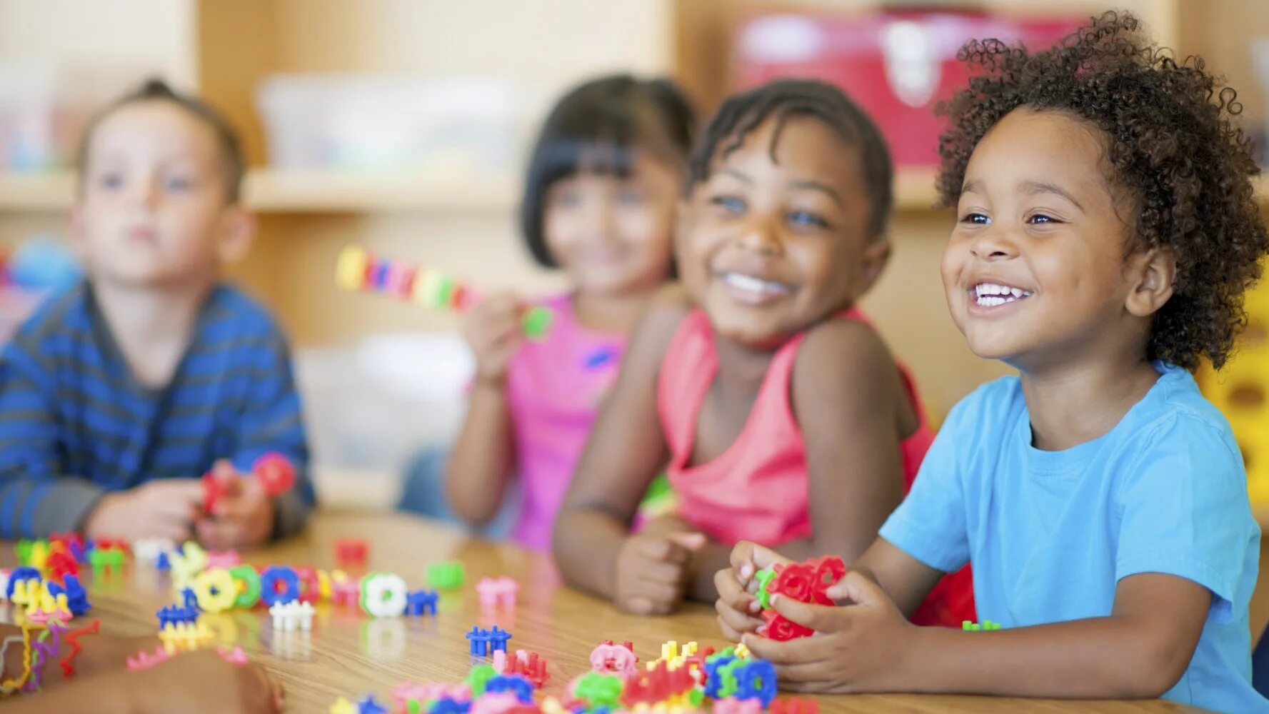 Child focus. Счастливый ребенок. Счастливые дети с игрушками. Детский сад. African American School Kid.