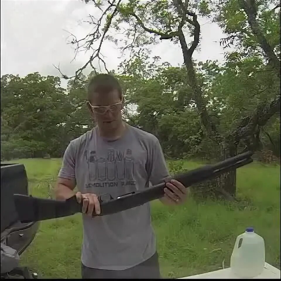 Перезарядка помпового ружья gif. Перезарядка дробовика гиф. Разряжает дробовик гиф. Дробовик гиф. Перезарядка ружья.