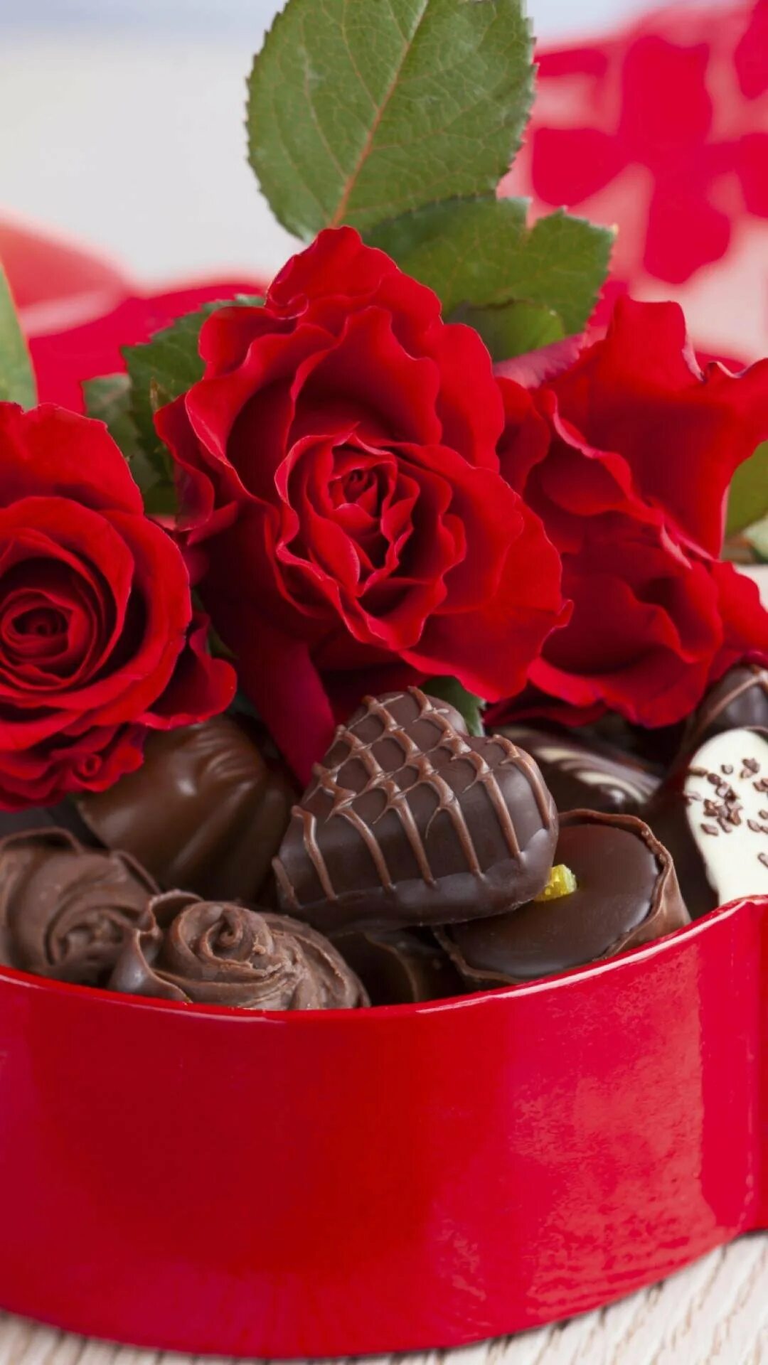 Цветы и шоколадка. Цветы и шоколад. Цветы с конфетами. Розы и шоколад. Цветы шоколад конфеты.