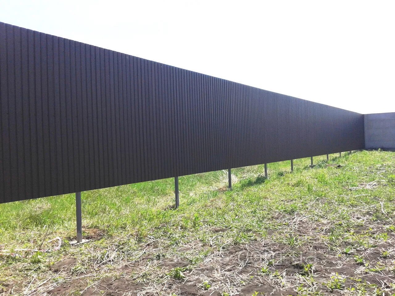 Забор из профнастила снизу сетка. Низ забора из профнастила. Забор с просечкой снизу. Комбинированный забор из профнастила и сетки. Профлист сетка.