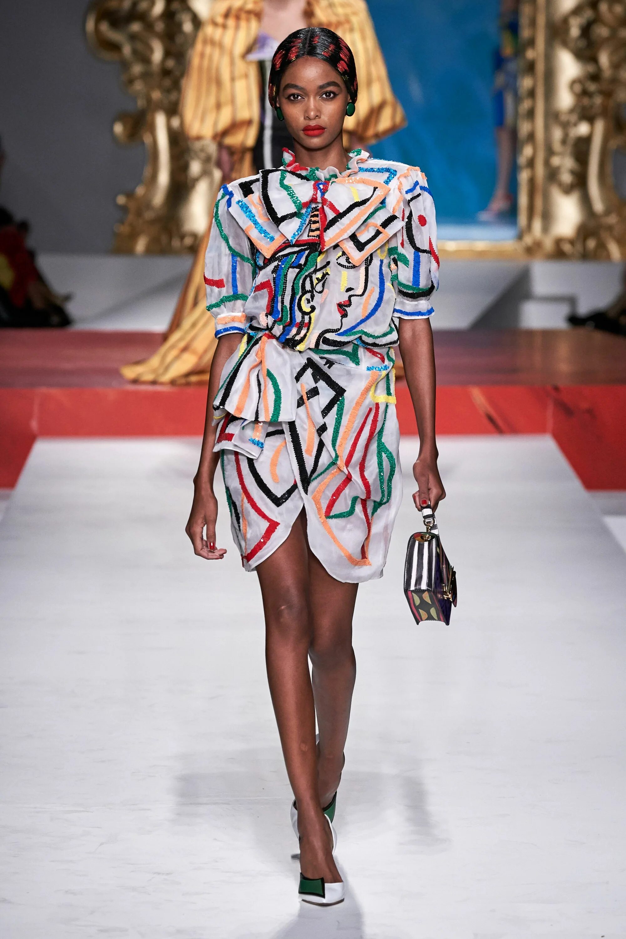 Модный подиум 2024. Moschino 2020 Spring Summer. Показ Москино 2020. Летняя коллекция Мосино.