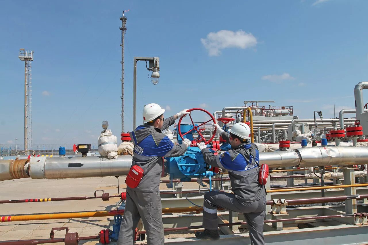 Нефть и газ кем работать. Добыча газа в Астрахани.