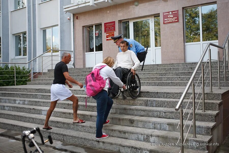 Можно выходить в мае. Очередь из инвалидов. Гардероб для инвалидов колясочников. Мацкевич инвалид. Можно выйти фото.