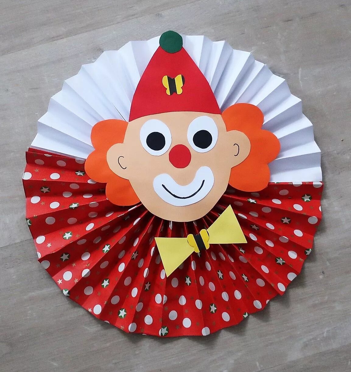 Клоун поделка для детей. Объемная аппликация клоун. Поделка клоун. Поделка клоун из цветной бумаги. Поделка клоун для детей.
