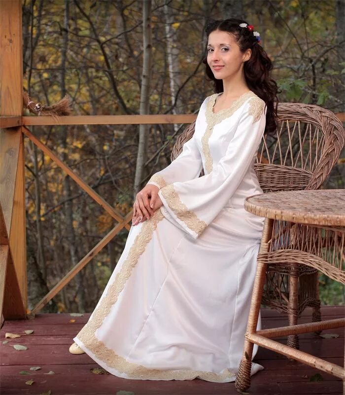 Свадебное платье в русском народном стиле. Славянский свадебный наряд. Русское народное свадебное платье. Свадебный наряд в русском стиле. Свадебные наряды в русском народном стиле.