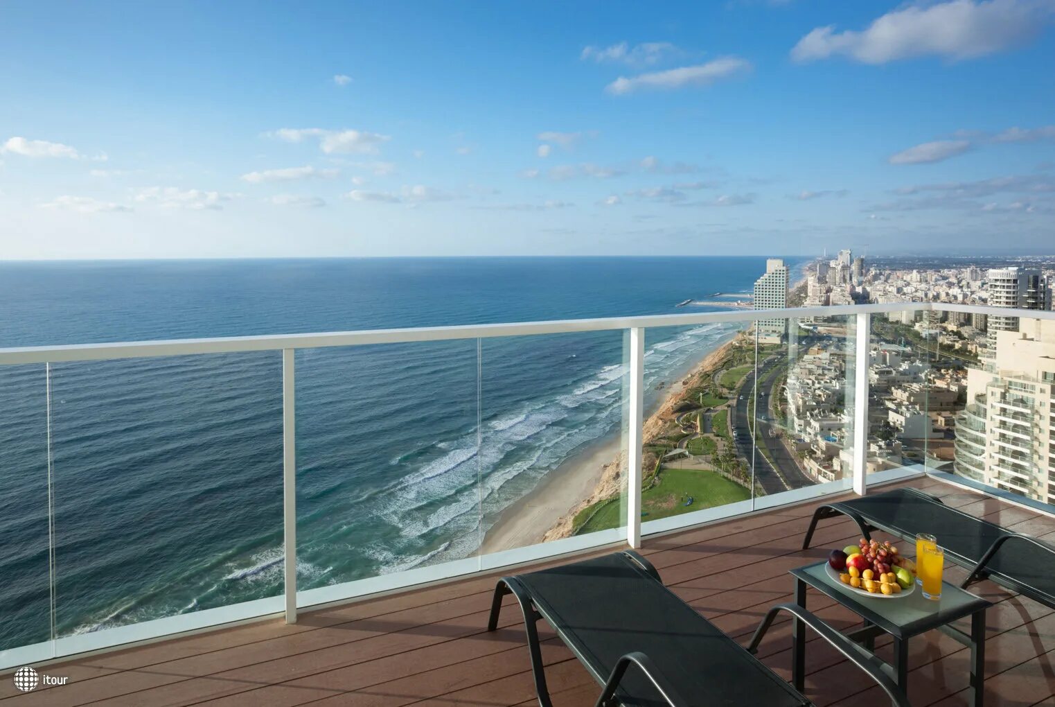 Вид с балкона. Вид на море. Балкончик с видом на море. Окно с видом на море. Вид с балкона.