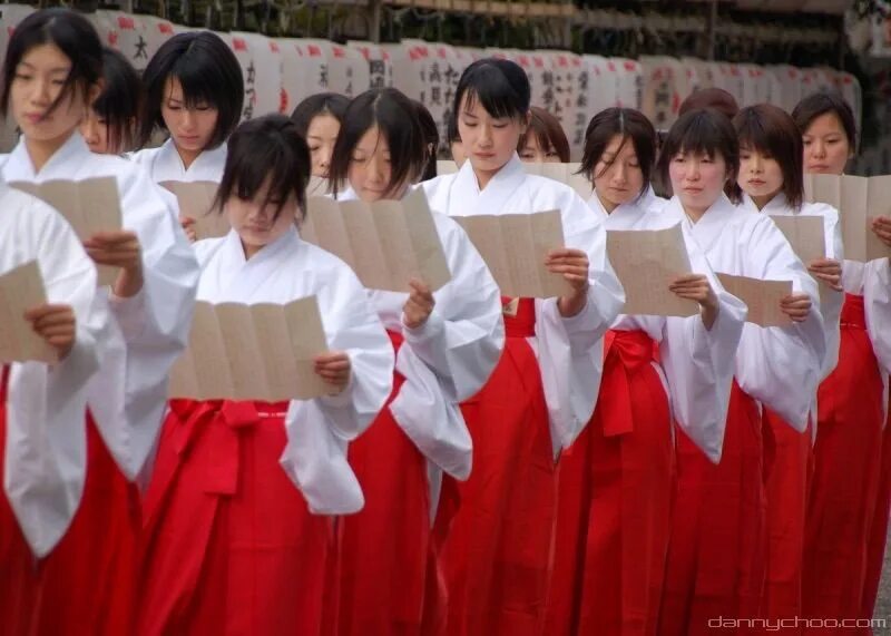 Японские служительницы храма Мико. Синтоистские жрицы Мико. Мико японская жрица. Мико в синтоистских храмах Японии. Как в японии называют человека