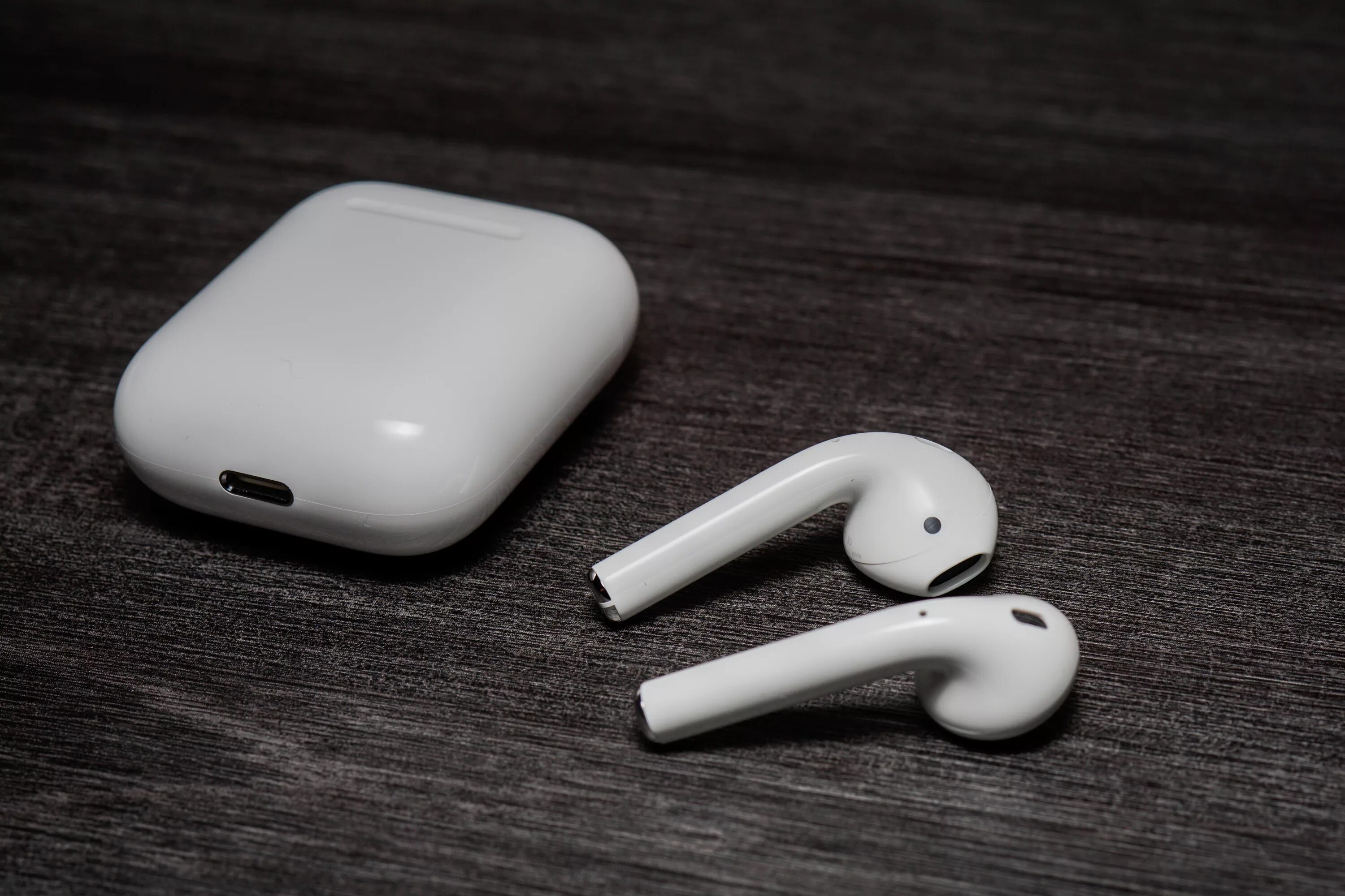 Аэрподсы айфон. Apple AIRPODS 2. Наушники аирподс 2. Наушники эпл аирподс. Беспроводные наушники Apple AIRPODS (2019).