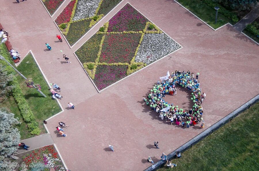 сердце города. я сердце город. сердце из людей на сцене. 8 марта в питере. сердце города это люди.