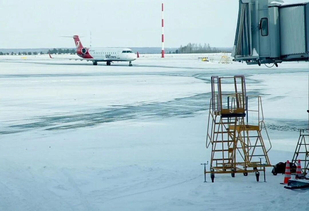 Екатеринбург челябинск самолет. Аэропорт Челябинск фото 2022. Самолет и аэропорт. Самолет Челябинск. Самолет в аэропорту Челябинск март 2024.