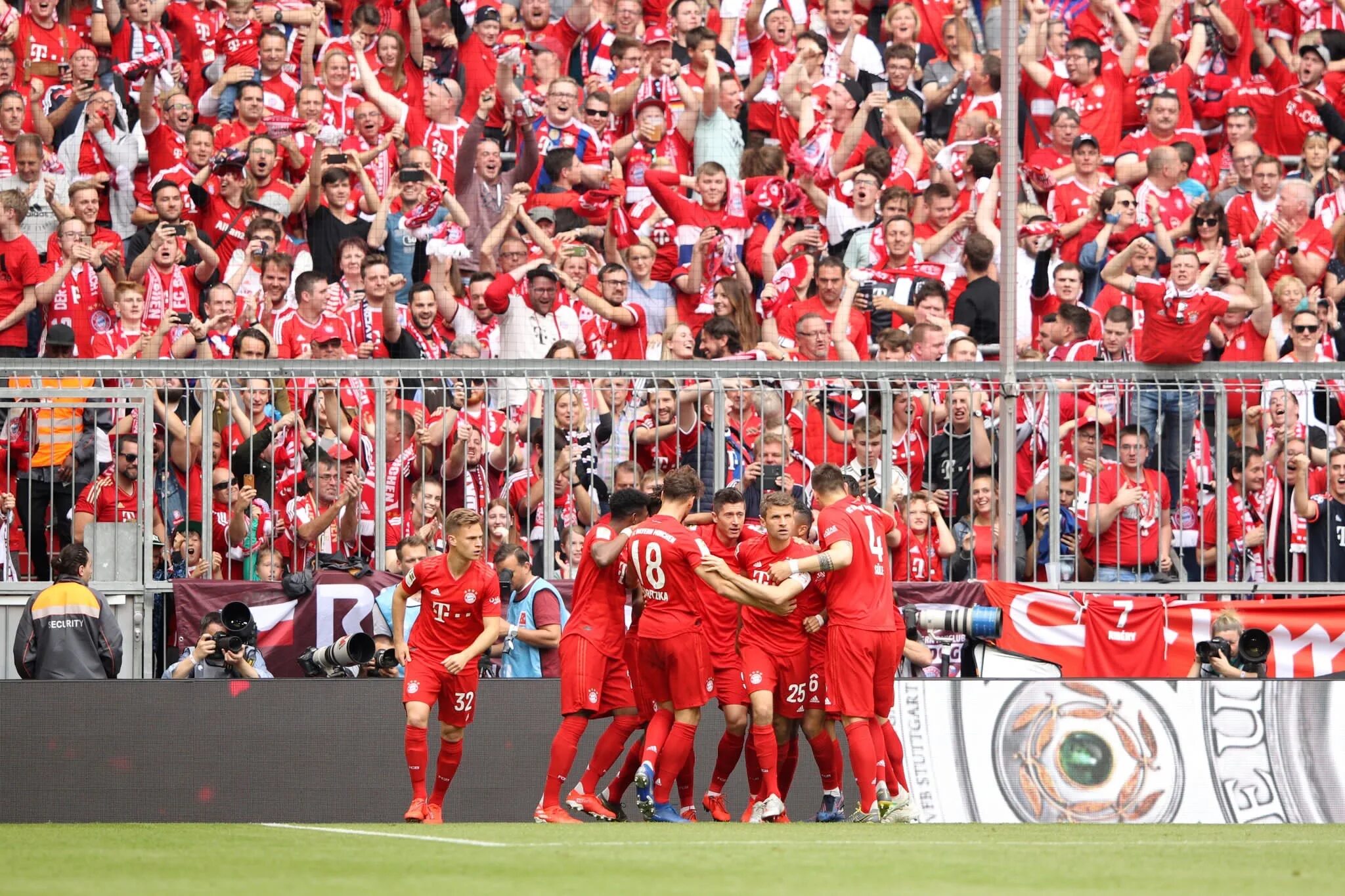 Бундеслига 2 трофей. Значок бундеслиги. Bayern champions in bundesliga. Немецкая бундеслига. Футбол немецкая бундеслига.
