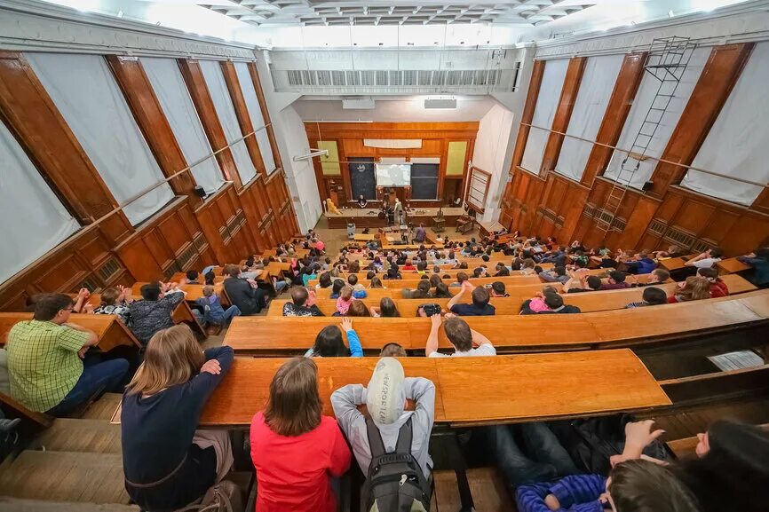 Студенты в вузе. Мгу студенты. Хорошие институты хорошее общество. Форма выпускника университета. Юрфак мгу аудитории.