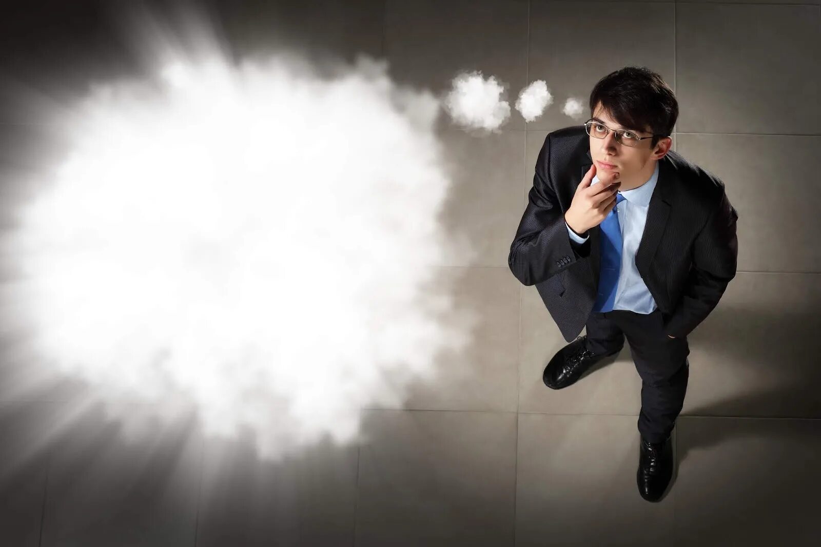 мысли о деньгах. мысли бизнесмена. человек перед лабиринтом. уверенность в себе. менеджер it проектов.