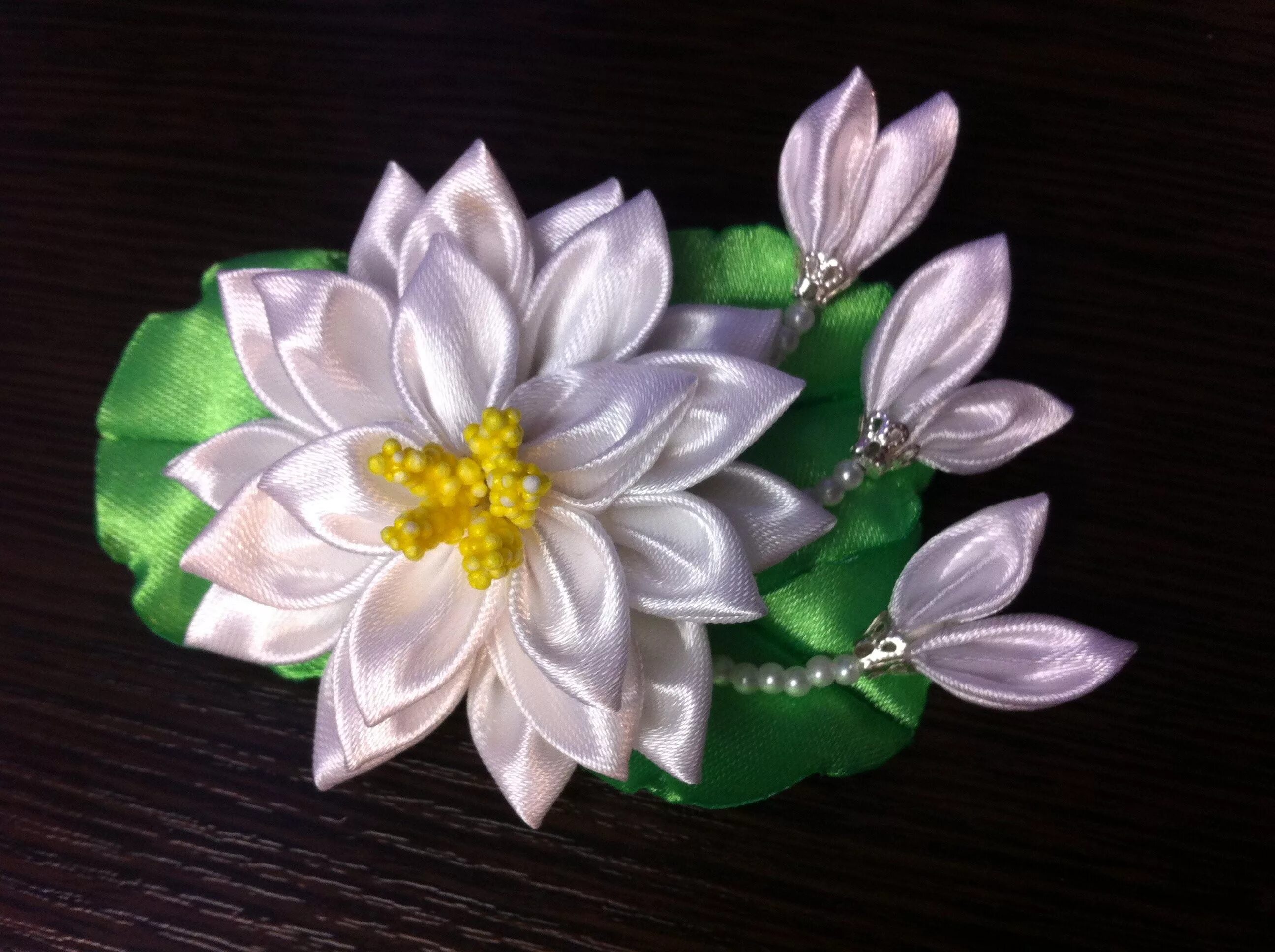 Цветок в технике канзаши. Цветы канзаши. Заколки канзаши. Канзаши из ленты. Цветы из лент канзаши.