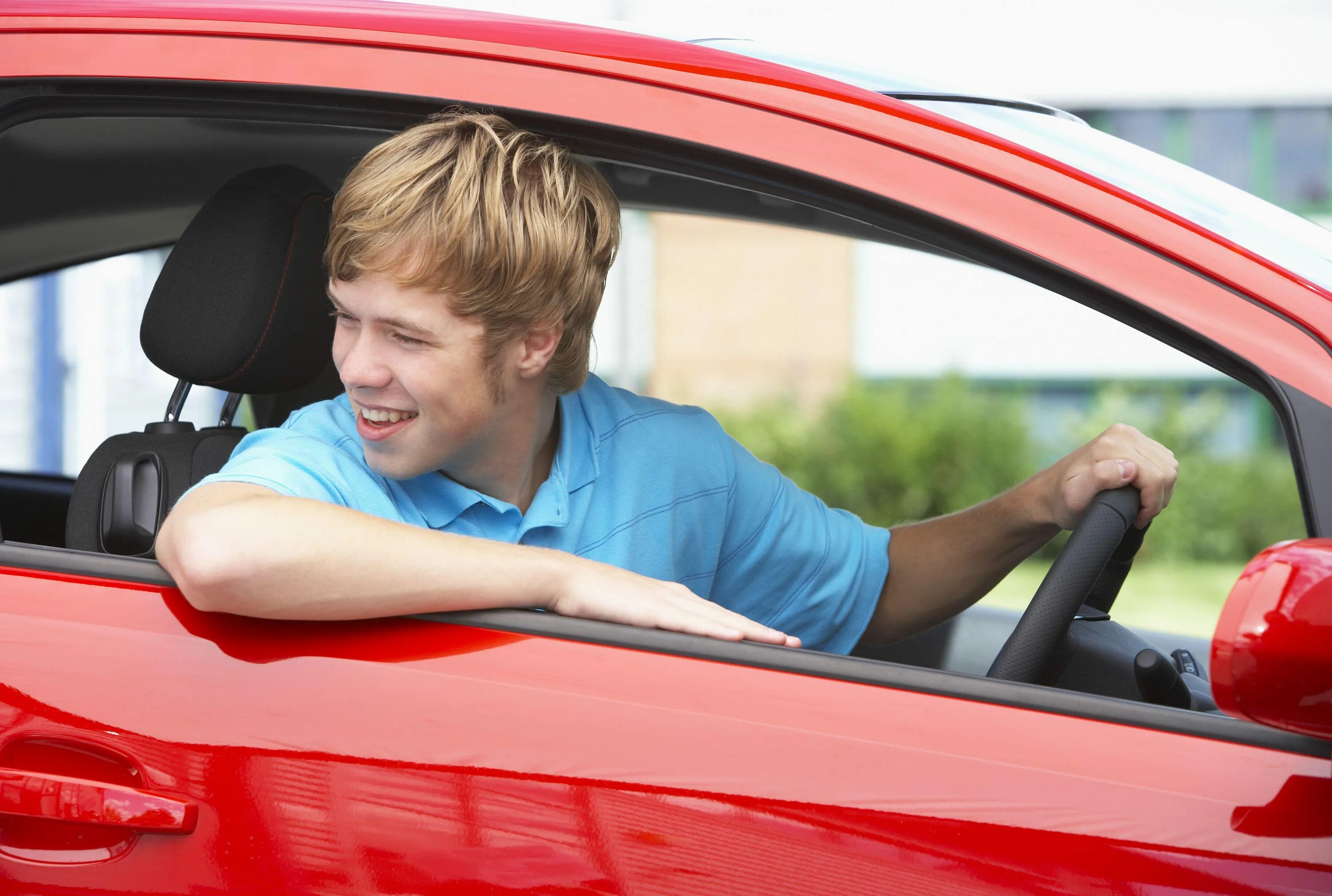 He likes to drive. Школьник за рулем. Машина для подростка. Вождение автомобиля. Подросток за рулем.