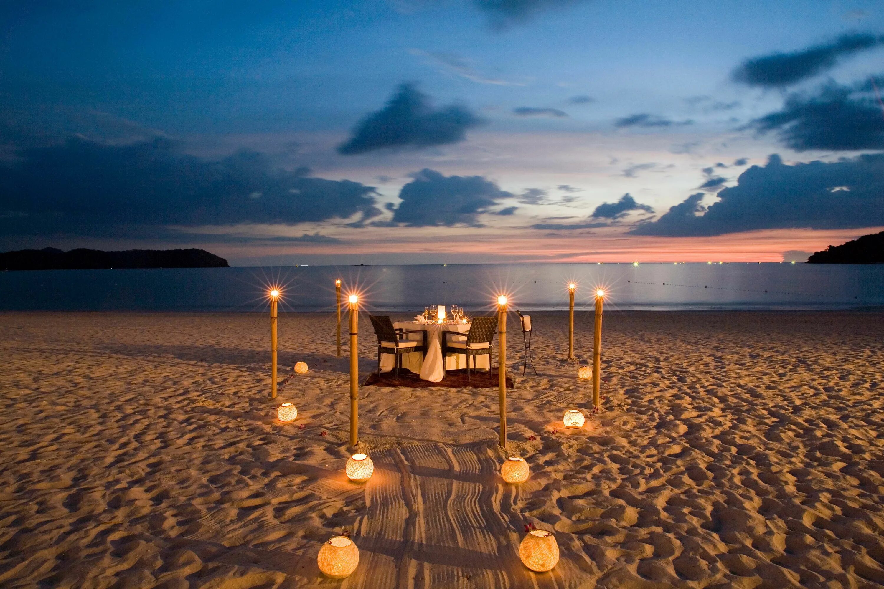 Красивая ночь романтичные картинки. Лангкави романтика. Ужин на берегу моря. Романтический пляж. Красивые романтические места.