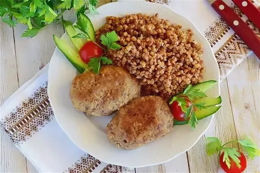Куриные котлеты с гречкой. Гречка с котлетой вкусно. Гречневая каша с котлетой. Куриные биточки с гречкой. Гречка с котлетой вкусно.