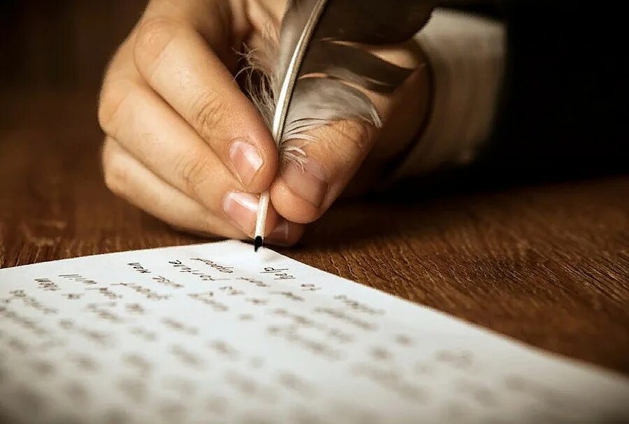 Писатель с пером в руке. Поэт сочиняет. Перо писать. Перо для письма.
