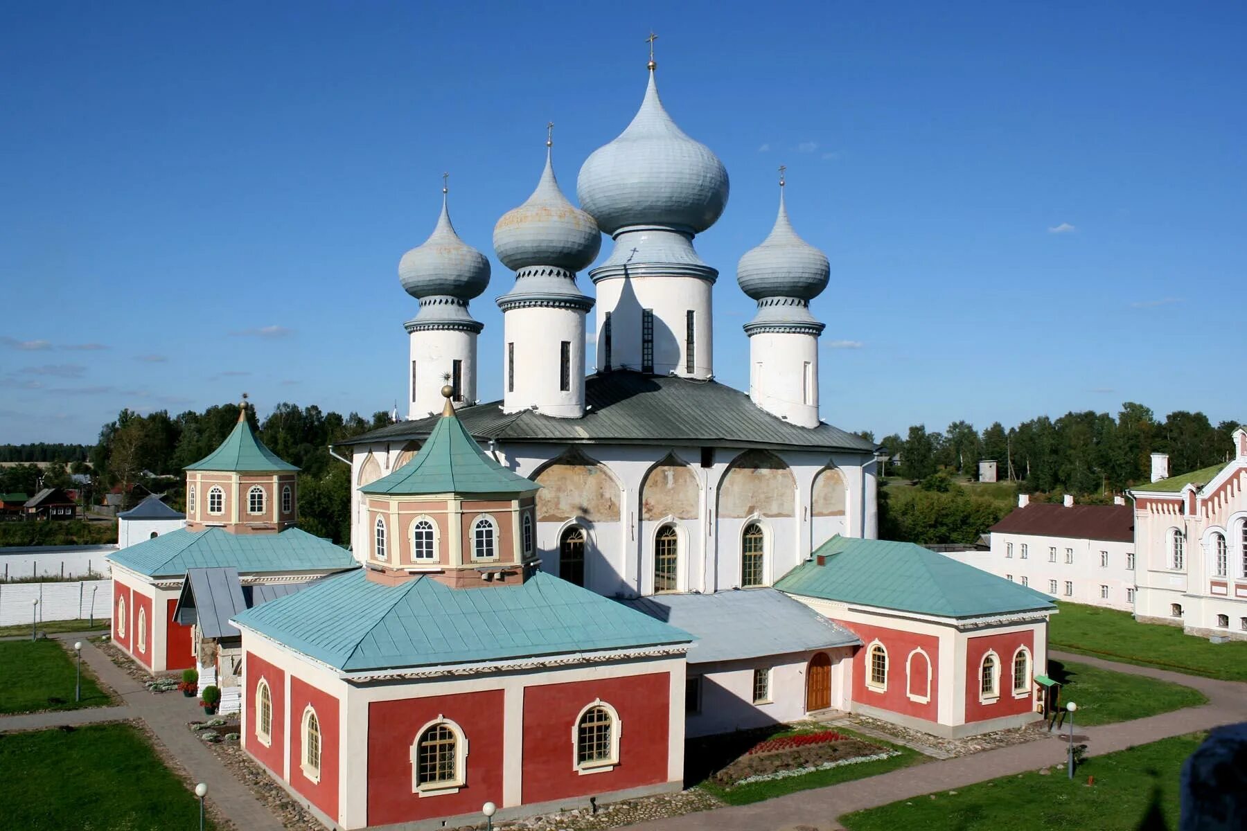 Монастырь в тихвине. Тихвинский богородичный монастырь. успенский мужской монастырь тихвин. тихвинский богородичный успенский монастырь.