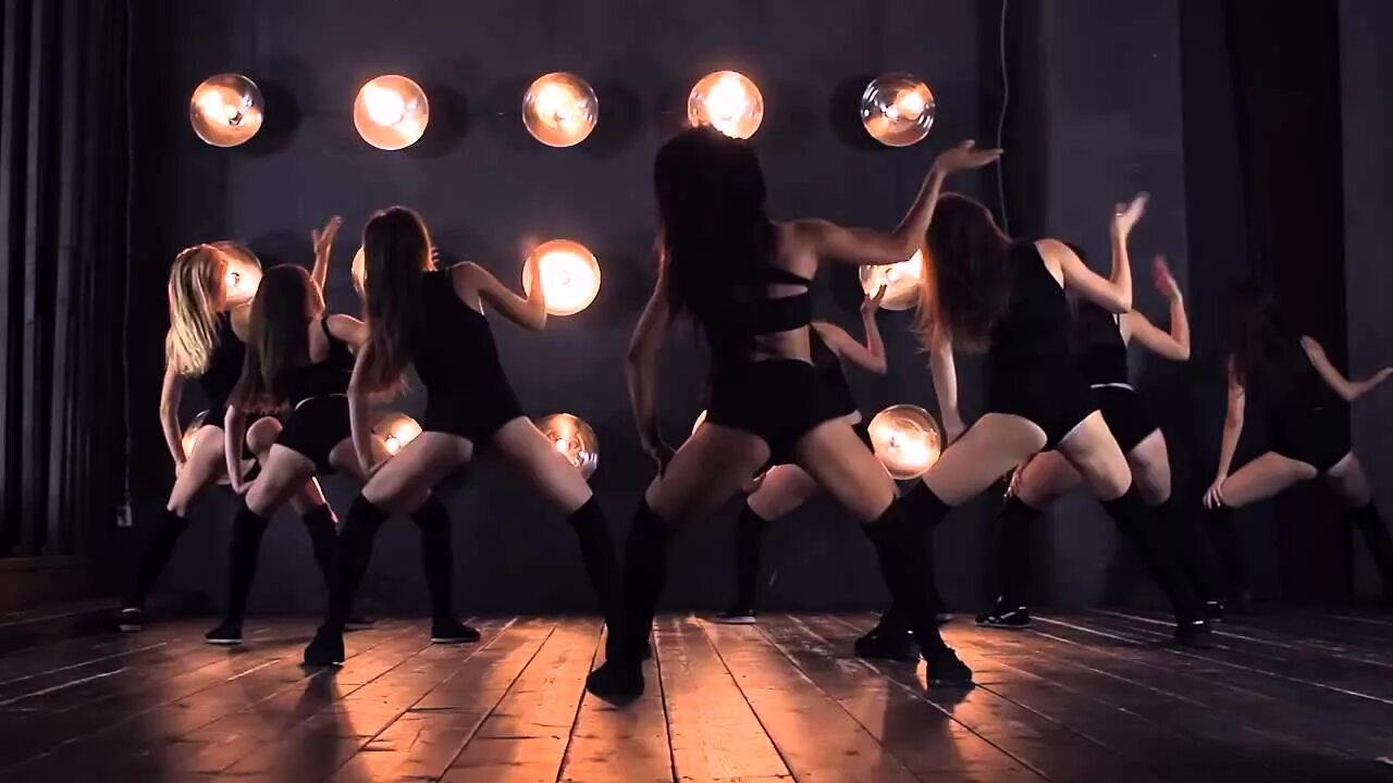 Танец под песню раз два три. Валерия ребусатте twerk. тверк. тверк танец. танцует тверк.