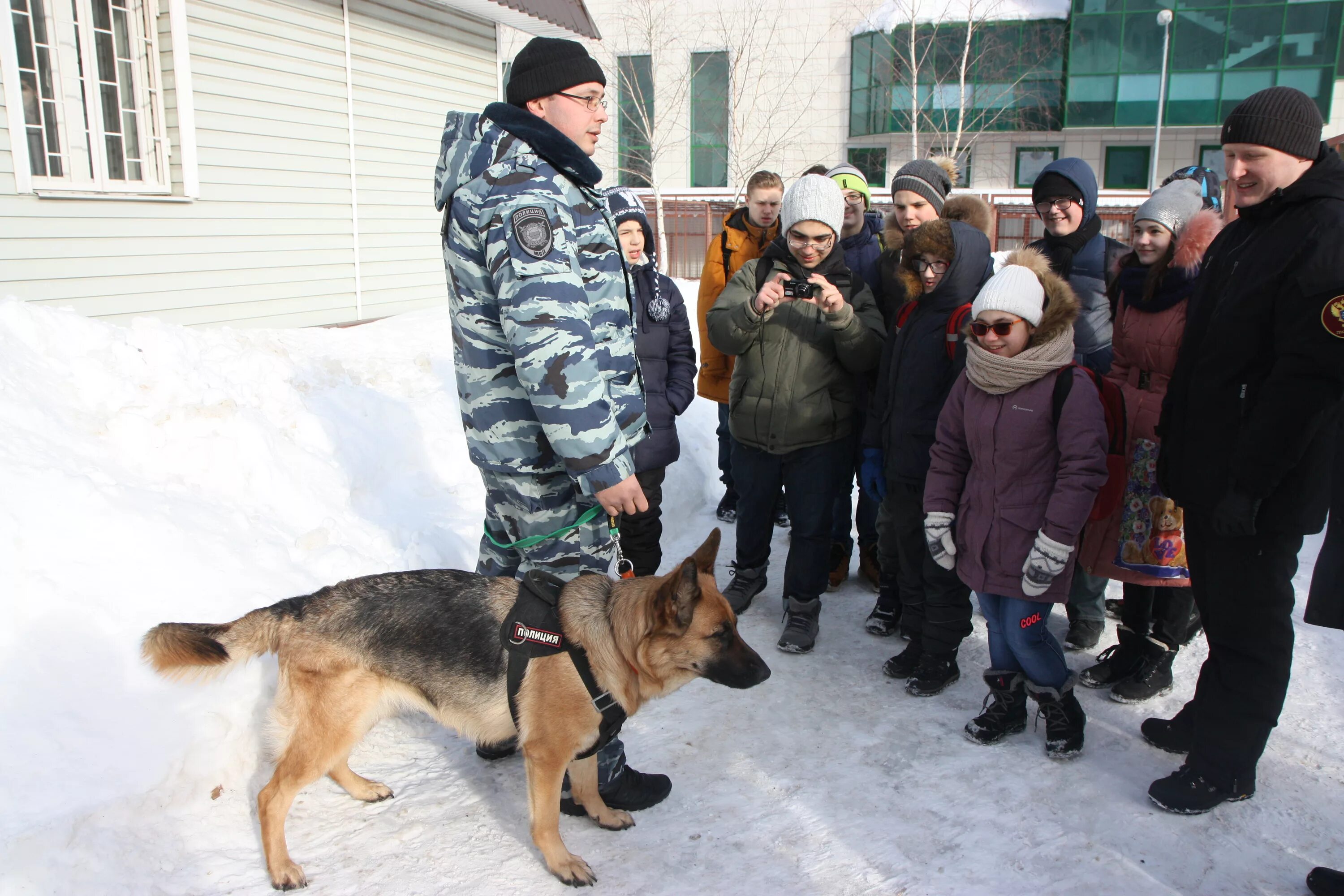 Кинолог высшее. Кинолог ОБППСП УВД по ЗАО. Центр кинологической службы УВД по ЗАО. Центр кинологической службы руководитель. Кинолог в правоохранительных органах.