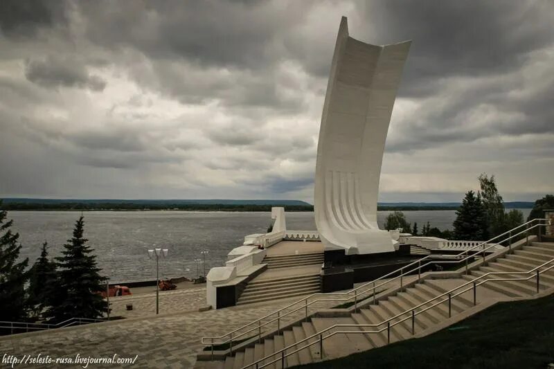 Памятник ладья. Ладья Самара набережная. Достопримечательности Самары Ладья. Ладья Самара памятник. Памятник Ладья в Самаре на набережной.