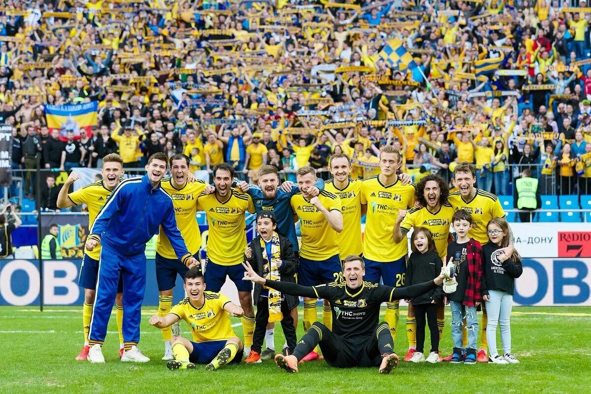 Fc rostov ru. Футбольная команда Ростов на Дону. Футбольный клуб Ростов футбольный клуб Ростов. FC Rostov игроки ФК «Ростов». Футбольная команда ФК Ростов.