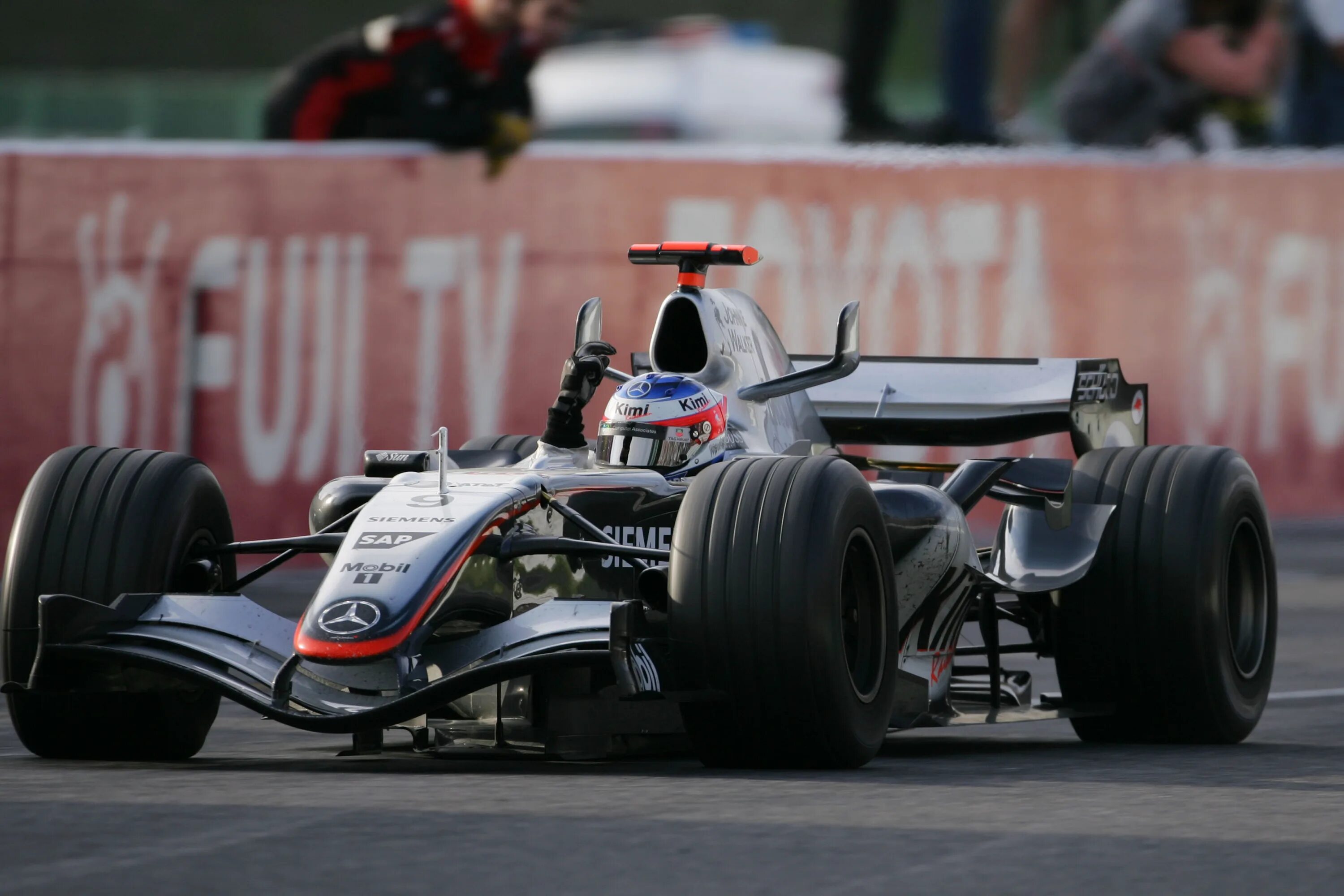 Ли 8 макс. MCLAREN f1 2005. Макларен ф1 2005. MCLAREN mp4-20 2005. MCLAREN Formula 1 2005.