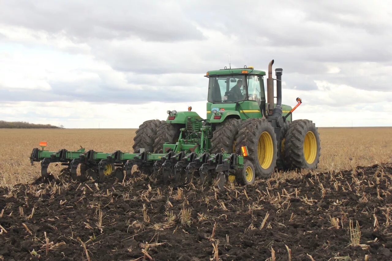 Опрыскивание ядохимикатами мтз-80. Мтз 80 поле на оприскивании. Безотвальная глубокая пахота. Боронование на мтз 82. Дискование целины.