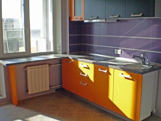 планировка маленькой кухни с окном. Hanex bl 256. кухня рядом с батареей. кухонный гарнитур с подоконником. подоконник на кухне в хрущевке.