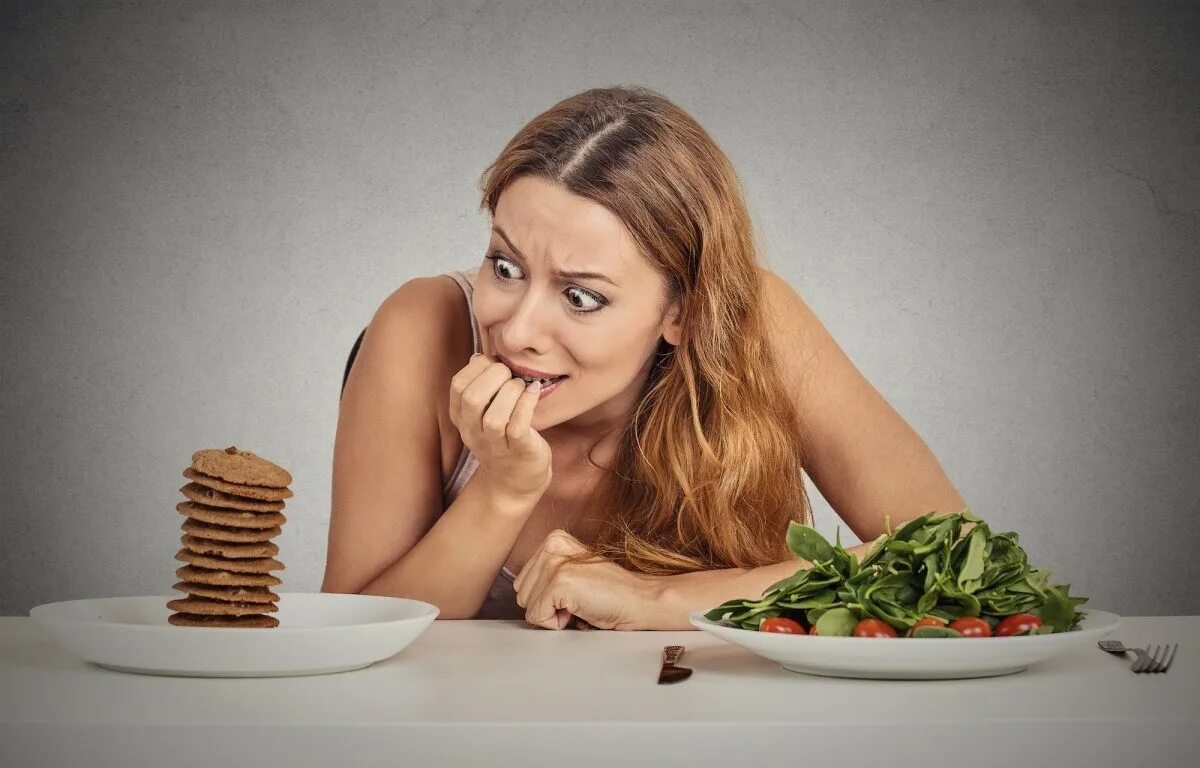 Что делать если сильно переел. Человек с едой. Женщина ест. Девушка на диете. Еда на женщине.
