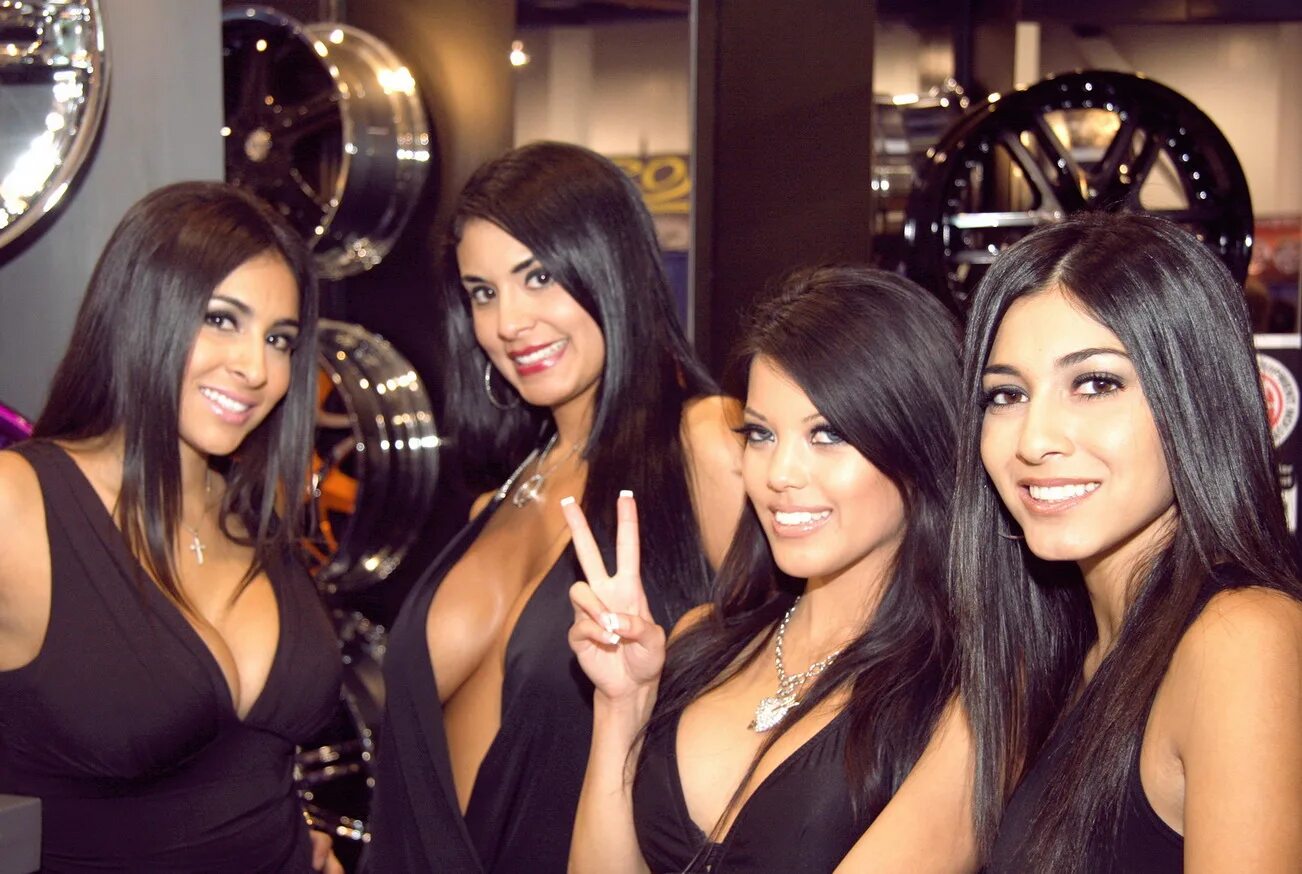 Девушки sema show. Девушка show speed. Show girlfriend. Атомик харт близняшки. Подруги смеются.