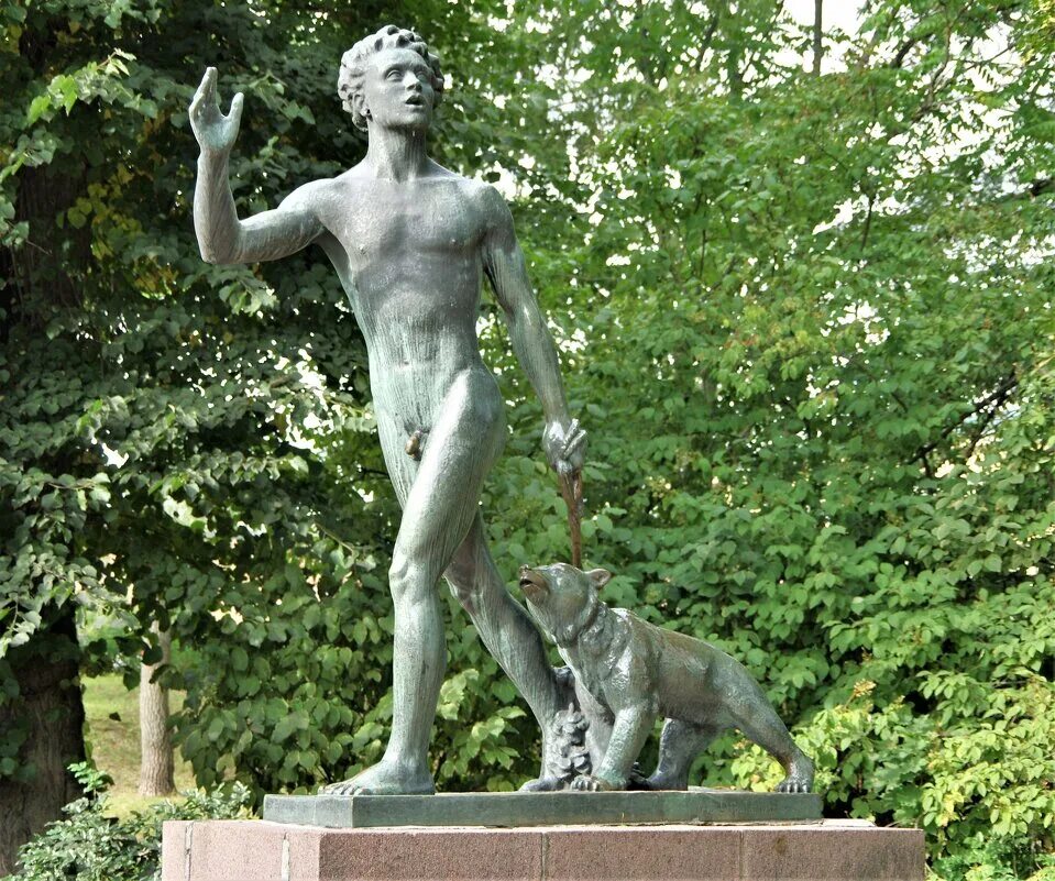 лесной выборг скульптура. лесной юноша. лесной юноша выборг. лесной юноша выборг скульптура. парк ленина выборг.