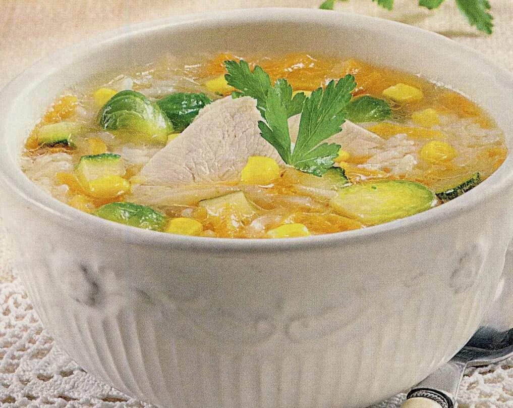 Суп на костях индейки. Суп с индейкой. Овощной суп с индейкой. Куриный суп с овощами. Супчик с индейкой.