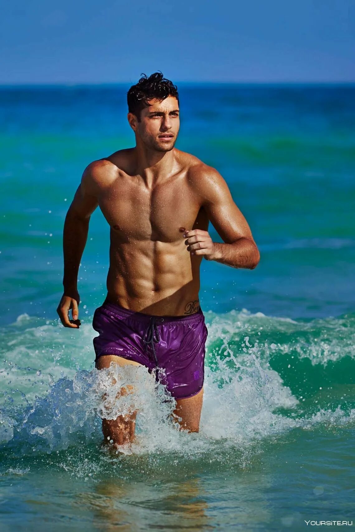 Море плавок. Мужчина на пляже. Спортивный мужчина. Спортивные парни на пляже. Красивые мужчины.