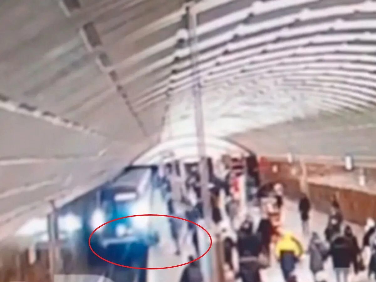 Ужасная трагедия в москве. Трагедия в метро Сходненская. Человек упал под поезд метро. Происшествие на Сходненской в метро.