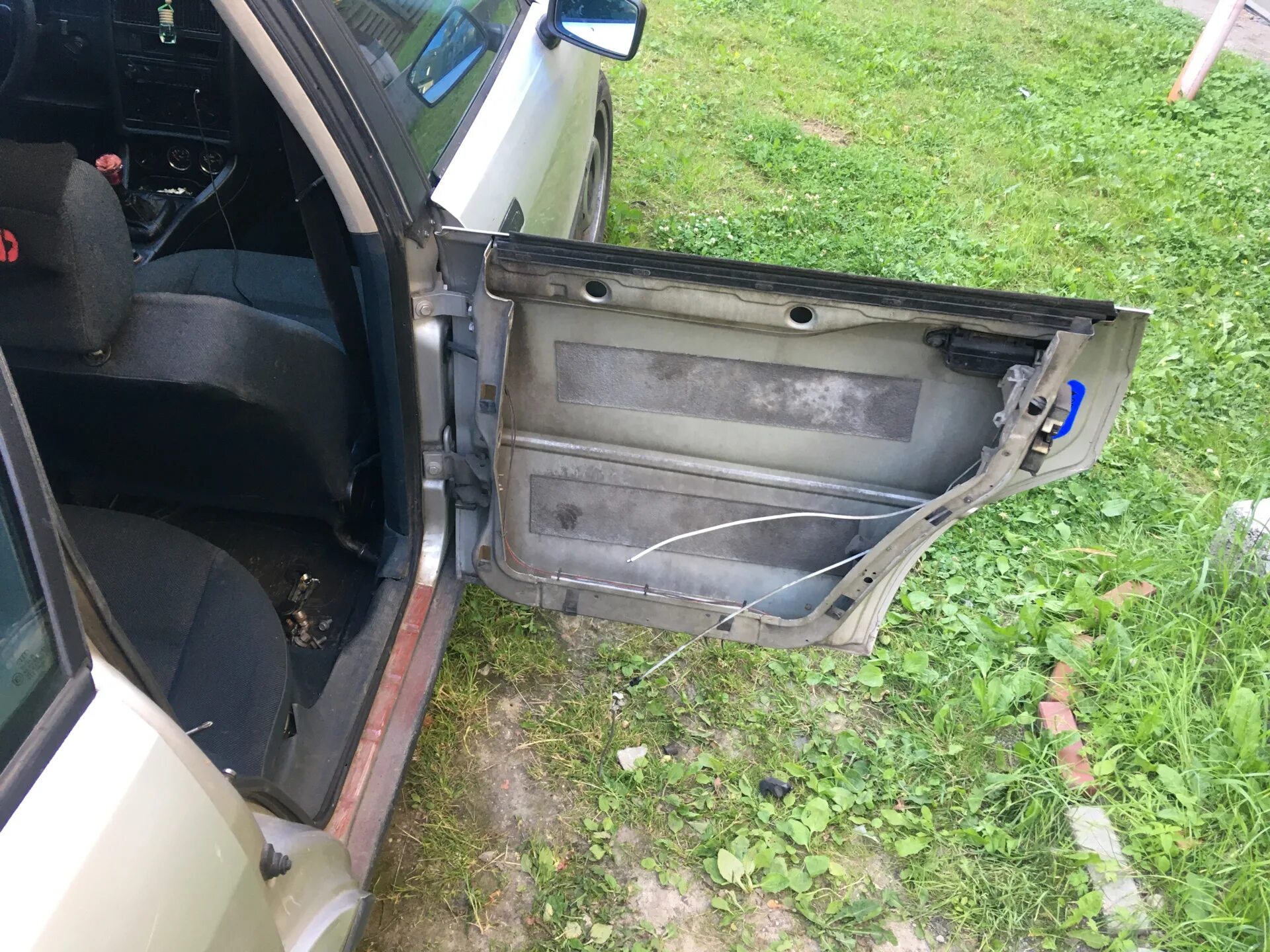 Усилитель в двери авто. Шумоизоляция дверей киа рио 4. Усилитель элантра 3. Усилитель двери автомобиля. Усилитель в двери авто.