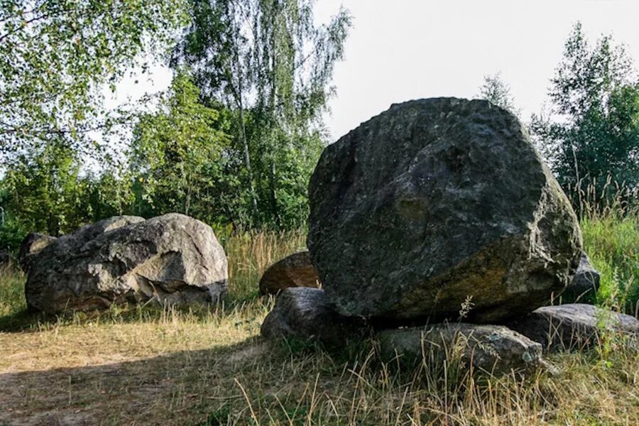 Музей валунов в белоруссии. Валуны беларусі. Валуны беларусі. Минск парк-музей валунов. Парк камней минск.