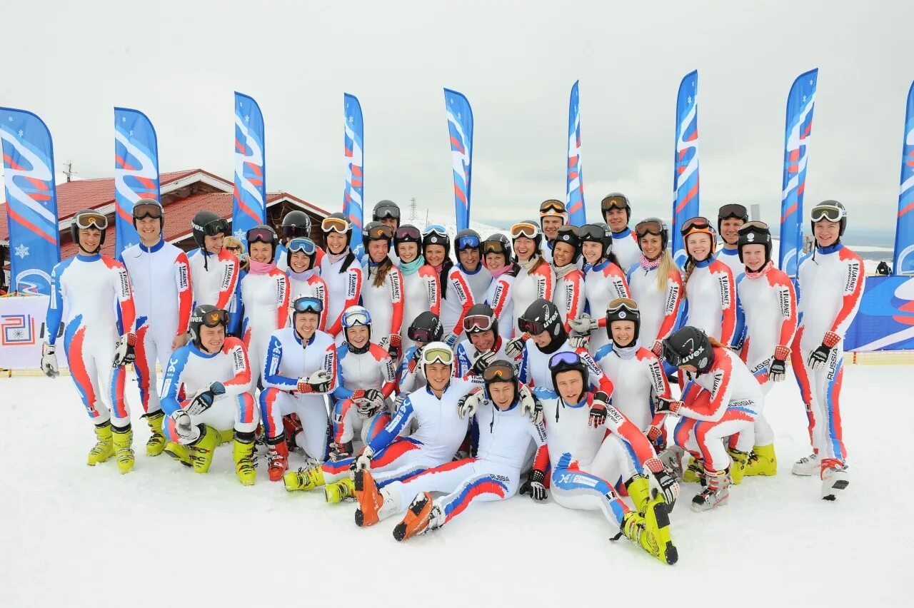 Лыжный спорт в олимпийском движении. Сборная России по горным лыжам. Олимпийская сборная по горным лыжам 2022. Костюм сборной по горным лыжам. Команда по лыжам сборная.