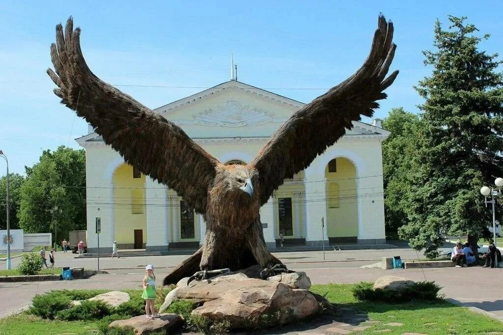 Хочу есть орел. Памятник Орлу в Орле. Город Орел скульптура "Орел-основатель". Статуя орла в Орле. Скульптура орла на Привокзальной площади города орла.