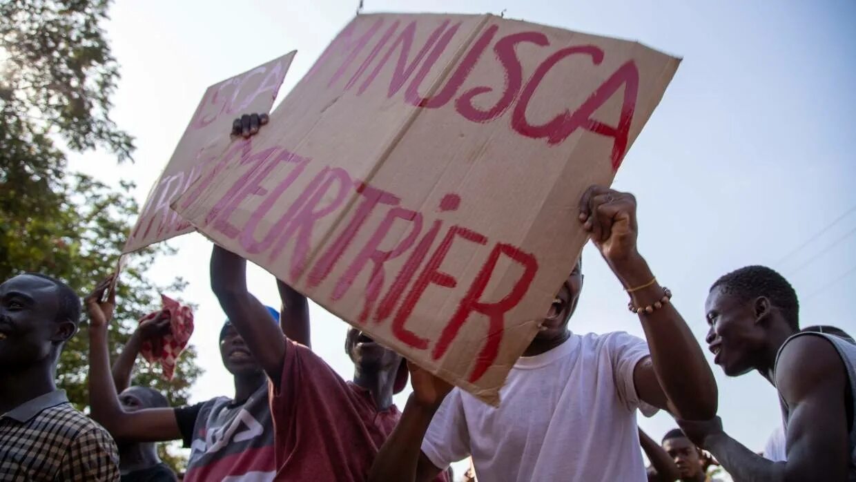 минуска. минуска. минуска. знак минус. голубые каски.