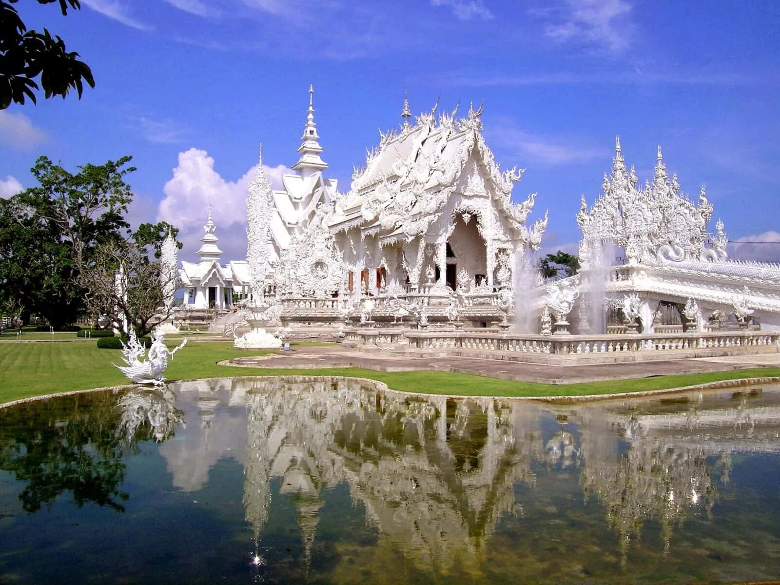 История чанге. Белый храм Таиланд. Храм ват Ронг Кхун. Чиангмай. Чиангмай Таиланд храм.