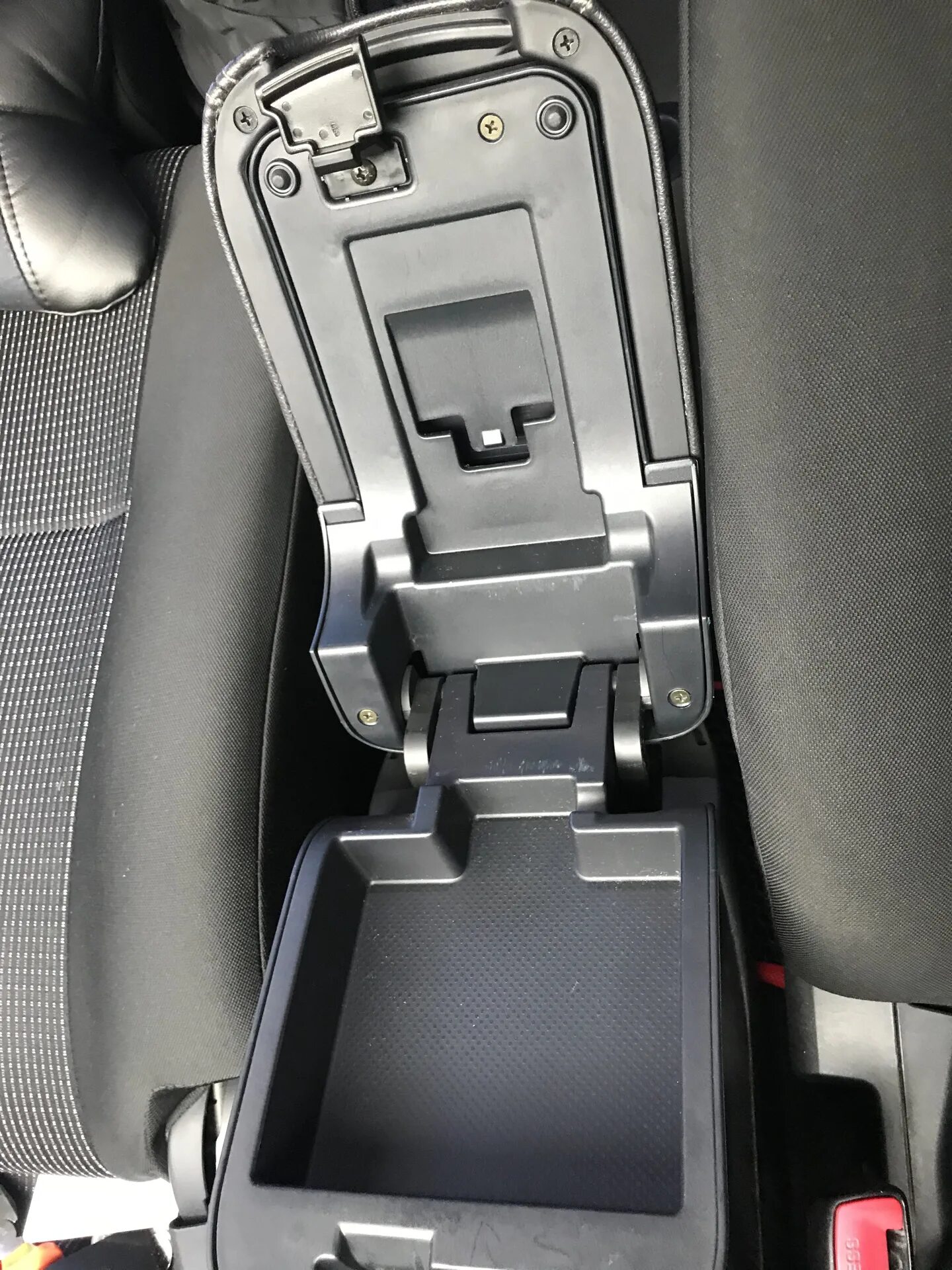 Lancer 10 подлокотник выдвижной переставил. Замок подлокотника toyota rav4 2015. Подлокотник центральный рав4 2006г. Подлокотник раф4 2016. Подлокотник тойота тундра.