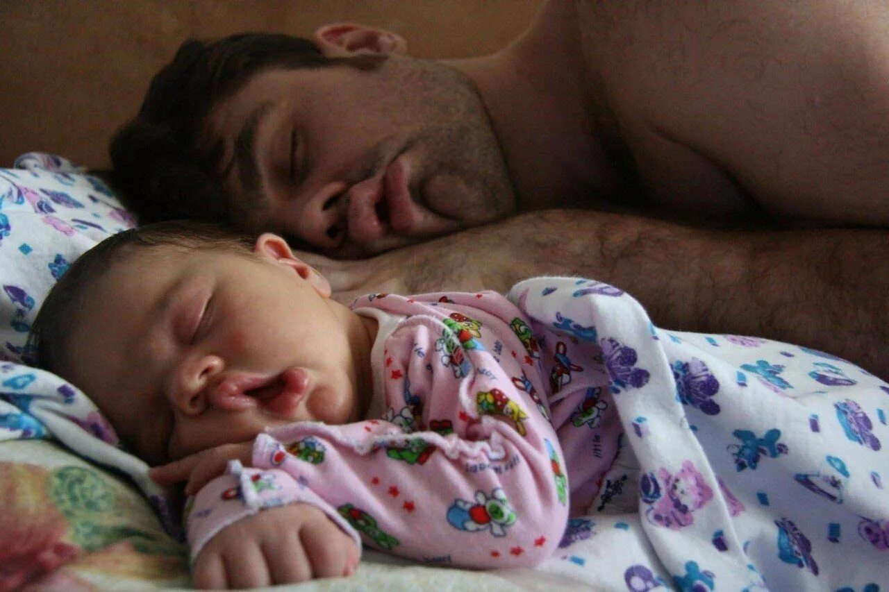 Веселая про сына. Малыши с папами спят. Спящий ребенок. Папа с младенцем.