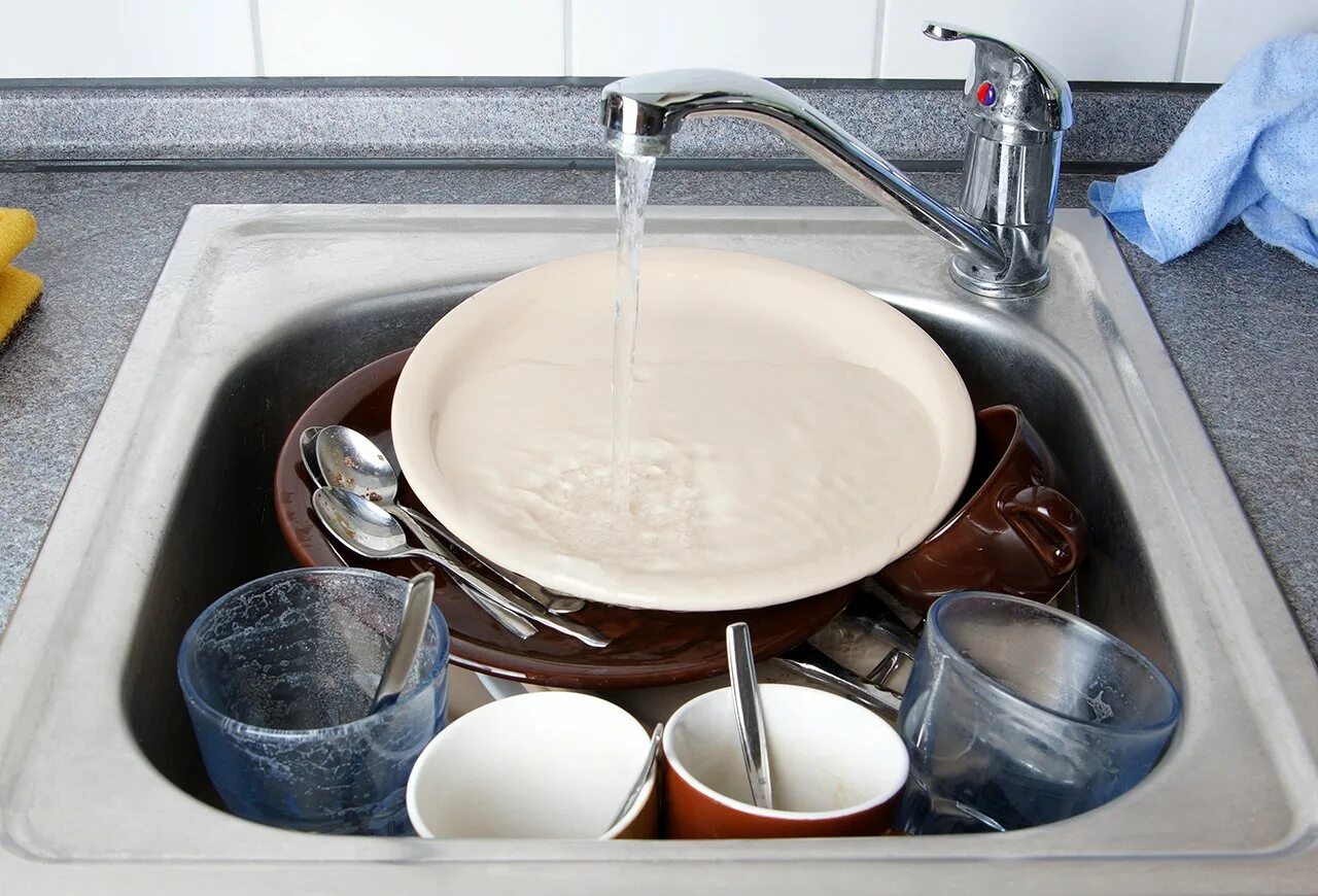 Мытье посуды. Грязная посуда. Мытая посуда. Моющий для посуды.