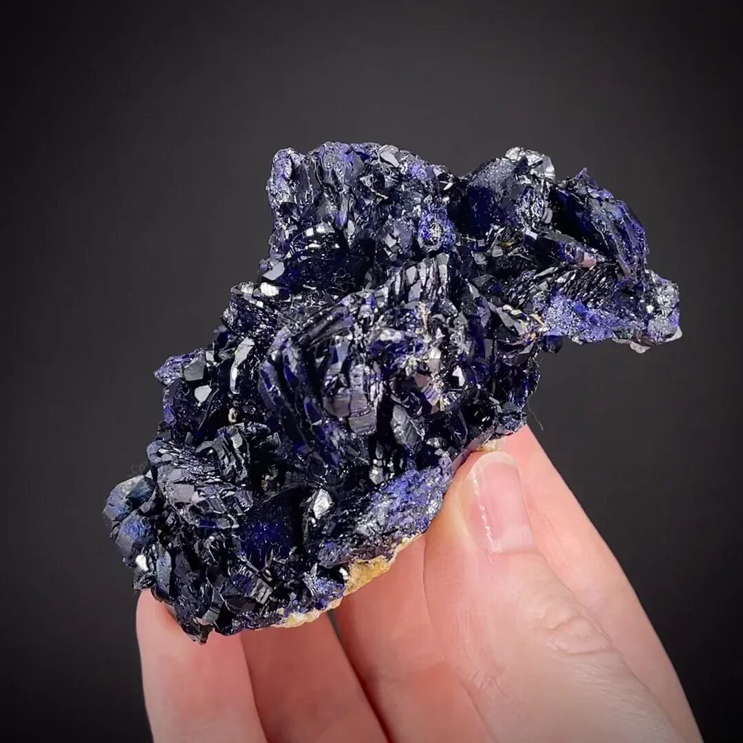 Самый черный минерал. Самый дорогой минерал. Минералы в природе. Единственный минерал в мире. Минерал в виде стержня.