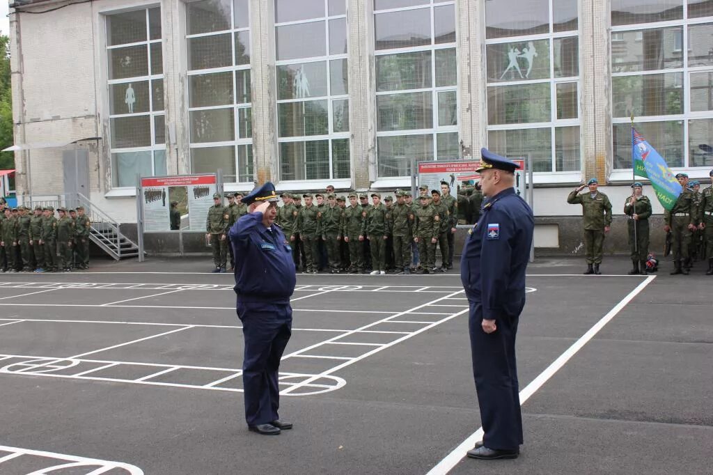 Как правильно отдавать воинское приветствие. Приветствие военнослужащих. отдание воинского приветствия. выполнение воинского приветствия. строевая подготовка военнослужащих.